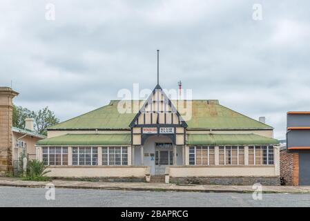 WINBURG, SÜDAFRIKA - 1. MÄRZ 2020: Eine Straßenszene mit dem historischen Gebäude des Winburger Clubs in Winburg, einer Kleinstadt in der Freistaatsprov Stockfoto