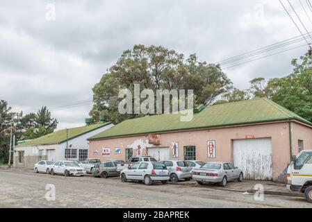 WINBURG, SÜDAFRIKA - 1. MÄRZ 2020: Eine Straßenszene, mit einer Fahrzeugwerkstatt in Winburg. Mehrere Fahrzeuge sind sichtbar Stockfoto