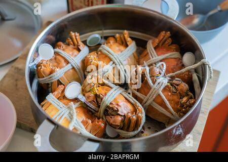 Gedämpfte Hairy Red River Crab. Gebundener Krabben im Dampfgarer Pot zu Hause gekocht. Stockfoto