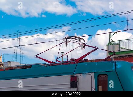 Eine asymmetrische Stromabnehmer der overhead Fahrdraht die Bahn anschließen. Stockfoto