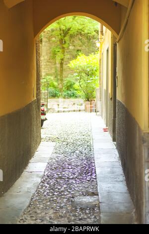 Gasse in der Altstadt von Bergamo, Italien Stockfoto