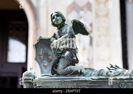 Engel hält einen Schild mit Colleoni Wappen als Dekoration des Zauns Bergamo Kathedrale in Italien Stockfoto