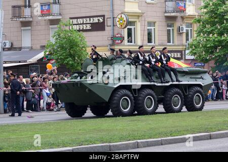 Donezk, Ukraine - 9. Mai 2017: Soldaten der Armee der Donezker Volksrepublik auf dem gepanzerten Personalträger bei einer Militärparade zu Ehren o Stockfoto