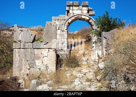 Das Hotel befindet sich in der alten Stadt Xanthos, einem alten Steintor zur Stadt Antalya, Türkei. Stockfoto