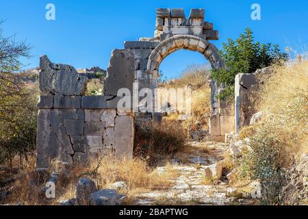 Das Hotel befindet sich in der alten Stadt Xanthos, einem alten Steintor zur Stadt Antalya, Türkei. Stockfoto