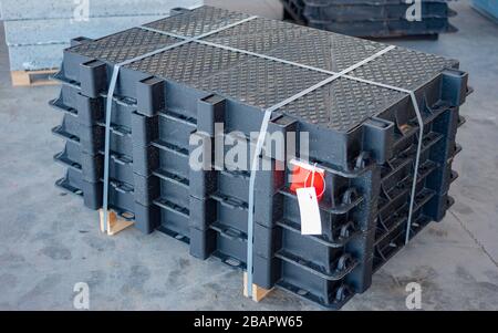 Stapel Gusseisen-Manloch für Kanalisationsanlage mit Mannlochdeckel und Betonablauf-Boxenblock Stockfoto