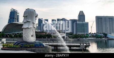 Skyline des Parks Singapore Merlion mit hohen Gebäuden wie PAN pacific, Mandarin Oriental, conrad, Esplanade in Marina Bay, Singapur, 29. März 2020 Stockfoto