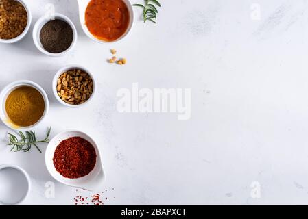 Satz verschiedener Gewürze für Soßen auf Steingrund. Stockfoto