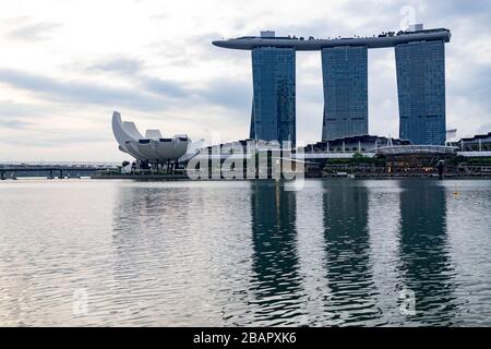 Marina Bay Skyline mit Marina Bay Sanden, dem Fullerton Pavilion und dem ArtScience Musuem, Singapur, 29. März 2020 Stockfoto