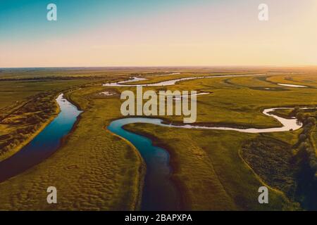 Luftpanorama der Flüsse der Region Astrachan im Frühjahr. Der Fluss Akhtuba. Stockfoto