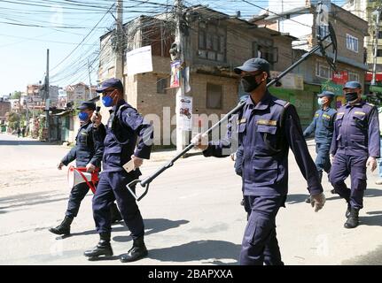 Kathmandu, Nepal. März 2020. Die Polizei in Nepal patrouilliert am 29. März 2020 auf einer Straße in Kathmandu, der Hauptstadt Nepals. Die nepalesische Regierung hat die wochenlange Sperre ab Dienstag verhängt, um die Ausbreitung der COVID-19-Pandemie zu verhindern. Credit: Sunil Sharma/Xinhua/Alamy Live News Stockfoto