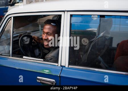 Ein alter FIAT fährt durch die Straßen der Innenstadt von Addis Abeba. Die bevölkerungsreichste Stadt Äthiopiens mit 3.384.569 Einwohnern, so Stockfoto