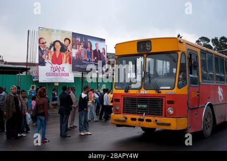 Ein öffentlicher Bus fährt durch die Straßen der Innenstadt von Addis Abeba. Die bevölkerungsreichste Stadt Äthiopiens mit 3.384.569 Einwohnern, so t Stockfoto