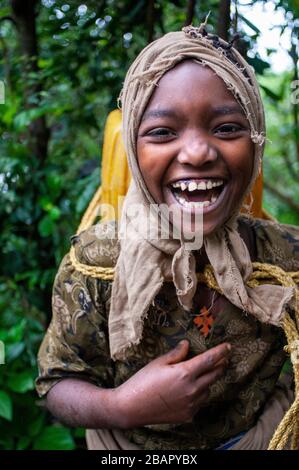 Debre Sina Beta Maryam Kirche, Lake Tana, Bahir dar, Äthiopien. Ein Mädchen sammelt Wasser aus einem nahe gelegenen Brunnen, um sie neben Debram Maryam Monaste nach Hause zu nehmen Stockfoto