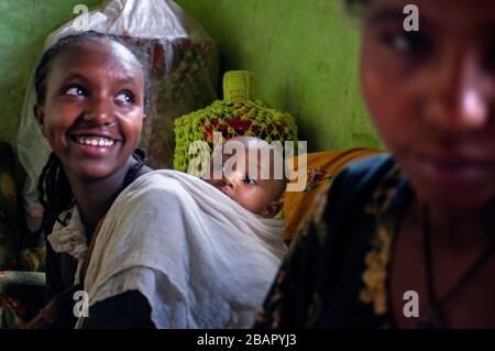 In einem Haus mit Einheimischen in der Stadt Gondar, Äthiopien. Gondar ist einer der schönsten Orte der Welt. Nicht nur für sein beeindruckendes Royal P Stockfoto