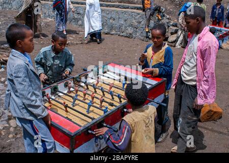 Marktplatz. Aussteigen. Simien Berge. Nord-Äthiopien. Markt aussteigen. Mehrere Kinder spielen Tischfußball, während ihre Eltern kaufen oder verkaufen. Th Stockfoto