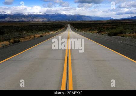 Blick auf die Route 9, in der Nähe der Stadt Punta Arenas, Patagonien, Chile, Südamerika Stockfoto