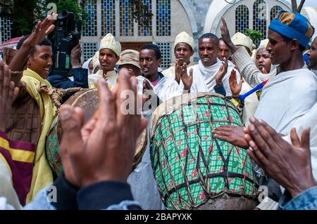 Hochzeit in der Kirche St. Maria von Zion in Aksum oder Axum in Äthiopien. Einige Bräutigam wollen in der modernen Kirche der heiligen Maria von Zion heiraten. Die Kirche St. Ma Stockfoto