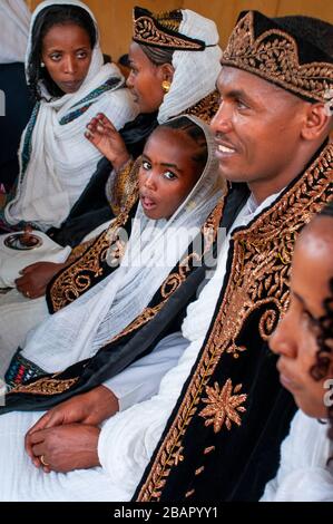 Hochzeit in der Kirche St. Maria von Zion in Aksum oder Axum in Äthiopien. Einige Bräutigam wollen in der modernen Kirche der heiligen Maria von Zion heiraten. Die Kirche St. Ma Stockfoto