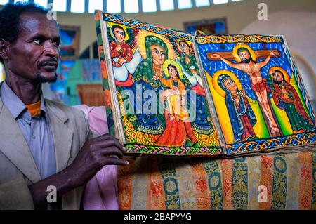 Alte Bibel in amharischer Sprache in der Kirche unserer Lieben Frau Maria von Zion in Aksum, Äthiopien Stockfoto