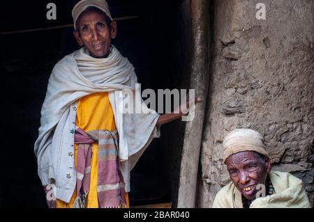 Der Tempel von Yeha in Tigray, Museum, Äthiopien. Neben den Ruinen von Yeha leben mehrere Christen in einfachen Steinhäusern. Kaffee und Religion sind elem Stockfoto