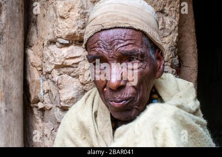 Der Tempel von Yeha in Tigray, Museum, Äthiopien. Neben den Ruinen von Yeha leben mehrere Christen in einfachen Steinhäusern. Kaffee und Religion sind elem Stockfoto