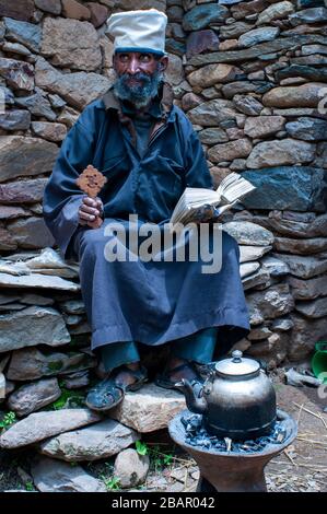 Der Tempel von Yeha in Tigray, Museum, Äthiopien. Neben den Ruinen von Yeha leben mehrere Christen in einfachen Steinhäusern. Kaffee und Religion sind elem Stockfoto