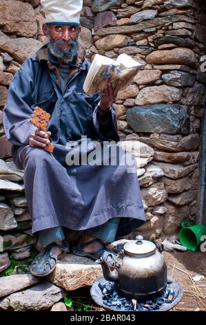 Der Tempel von Yeha in Tigray, Museum, Äthiopien. Neben den Ruinen von Yeha leben mehrere Christen in einfachen Steinhäusern. Kaffee und Religion sind elem Stockfoto