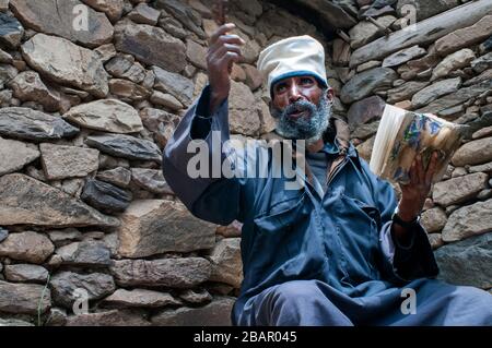 Der Tempel von Yeha in Tigray, Museum, Äthiopien. Neben den Ruinen von Yeha leben mehrere Christen in einfachen Steinhäusern. Kaffee und Religion sind elem Stockfoto