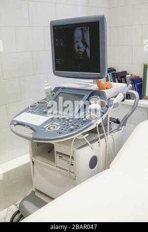 Ultrasonographer für Ultraschalluntersuchungen, eine Fetus-Bildgebung auf dem Bildschirm Stockfoto