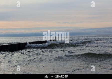 Die Leiste an der Ostsee Strand von Ustronie Morskie, Polen in der Abenddämmerung Stockfoto