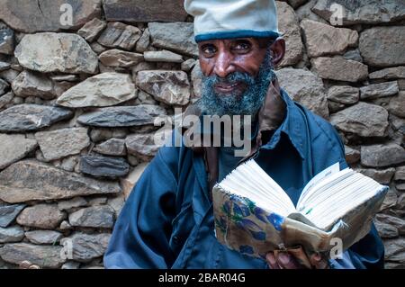 Der Tempel von Yeha in Tigray, Museum, Äthiopien. Neben den Ruinen von Yeha leben mehrere Christen in einfachen Steinhäusern. Kaffee und Religion sind elem Stockfoto