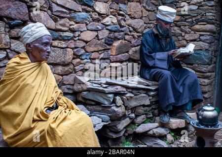 Der Tempel von Yeha in Tigray, Museum, Äthiopien. Neben den Ruinen von Yeha leben mehrere Christen in einfachen Steinhäusern. Kaffee und Religion sind elem Stockfoto