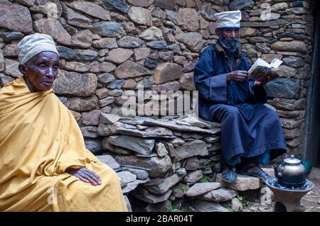 Der Tempel von Yeha in Tigray, Museum, Äthiopien. Neben den Ruinen von Yeha leben mehrere Christen in einfachen Steinhäusern. Kaffee und Religion sind elem Stockfoto