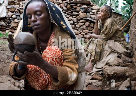 Der Tempel von Yeha in Tigray, Museum, Äthiopien. Neben den Ruinen von Yeha leben mehrere Christen in einfachen Steinhäusern. Kaffee und Religion sind elem Stockfoto