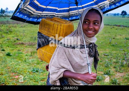 Geraltä Berge, nahe Hawzen, östlichen Tigray, Äthiopien. Eine Mädchen trägt das Wasser, das zu einem nahe gelegenen Brunnen in den Bergen von Gheralt holen gegangen ist Stockfoto