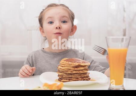 Liebenswert und verspieltes kleines Mädchen Stockfoto