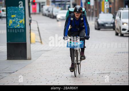 Glasgow, Großbritannien. März 2020. Abbildung: Deliveroo Radfahrer, der gesehen hat, wie er die Pandemie von Coronavirus auslöst, hat die britische Regierung gezwungen, eine Abschaltung aller britischen Großstädte anzuordnen und die Menschen zu Hause bleiben zu lassen. Das hat die Autobahnen und alle anderen Straßen frei von der üblichen Nase gelassen, um den Verkehr, der sonst da wäre, zu vereitelen. Kredit: Colin Fisher/Alamy Live News. Stockfoto