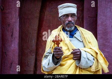 Heraldia-Berge, in der Nähe von Hawzen, Eastern Tigray, Äthiopien. Protestantischer, orthodoxen Priester der Berge von Gheralta. Diese Nonne trägt die Spitze des MO Stockfoto