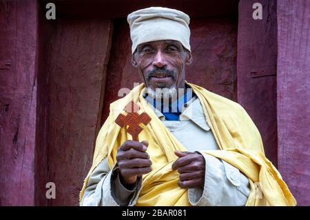 Heraldia-Berge, in der Nähe von Hawzen, Eastern Tigray, Äthiopien. Protestantischer, orthodoxen Priester der Berge von Gheralta. Diese Nonne trägt die Spitze des MO Stockfoto