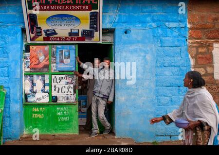Kleines Geschäft in der Stadt Hawzen, Eastern Tigray, Äthiopien. Festgeburt im Dorf Hawzen, in Ermangelung der Gheralta-Berge. Die Parteien Stockfoto