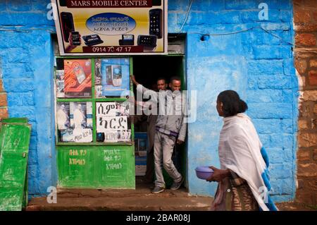 Kleines Geschäft in der Stadt Hawzen, Eastern Tigray, Äthiopien. Festgeburt im Dorf Hawzen, in Ermangelung der Gheralta-Berge. Die Parteien Stockfoto