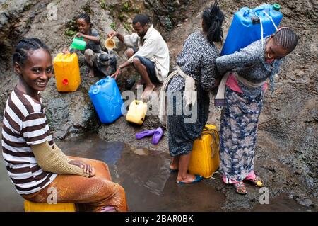 Straße zwischen Wukro nach Mekele, Äthiopien. Auf dem Weg zwischen Wukro und Mekele mehrere Menschen Wasser zu sammeln und nutzen Sie die Gelegenheit zum Baden in einem s Stockfoto