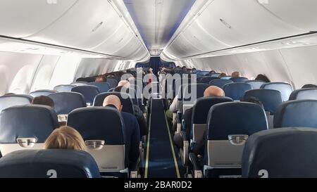 Passagiere warten vor dem Interkontinentalflug auf den Abflug eines Aeroflot-Flugs auf einem Boeing-Flugzeug. Touristen, die mit dem Flugzeug sh unterwegs sind Stockfoto