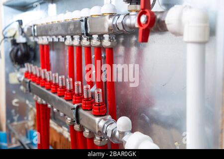 Verteiler der Zentralheizung. Rohre am zentralen Heizverteiler Stockfoto