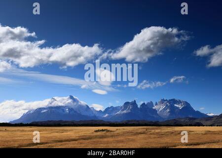 Blick auf den Cerro Paine Grande und die Cordillera de Paine, Torres de Paine, Magallanes Region, Patagonien, Chile Stockfoto