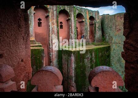 Im Inneren der monolithischen Felsschnittkirche Bete Giyorgis oder des UNESCO-Welterbes St. George, Lalibela, Amhara-Region, Nordäthiopien Stockfoto