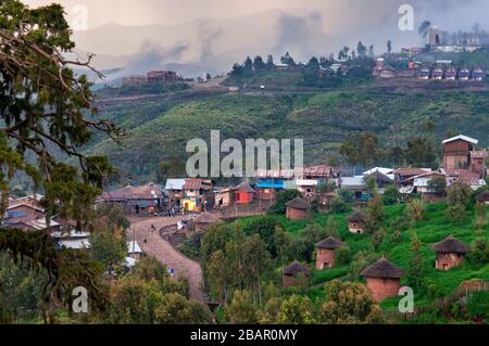 Landschaft und traditionelles afrikanisches Dorfhaus im Dorf Lalibela in der Region Amhara, Nordäthiopien Stockfoto