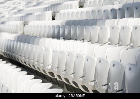 Leere weiße Plätze im Stadion vor dem Spiel. Stockfoto