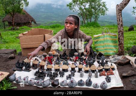 Nakuto Lab Rock Kirche, Amhara Region, Lalibela, Äthiopien. Eine Mädchen verkauft Kunsthandwerk am Eingang des Klosters Nakuto Lab. In Lalibela besuchen Stockfoto